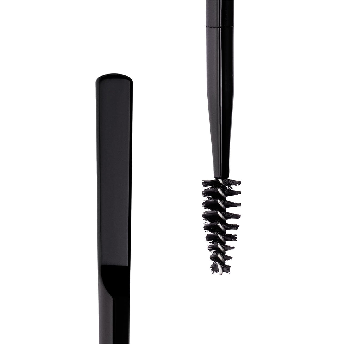 Flat spatula end for precise Brow Freeze placement.