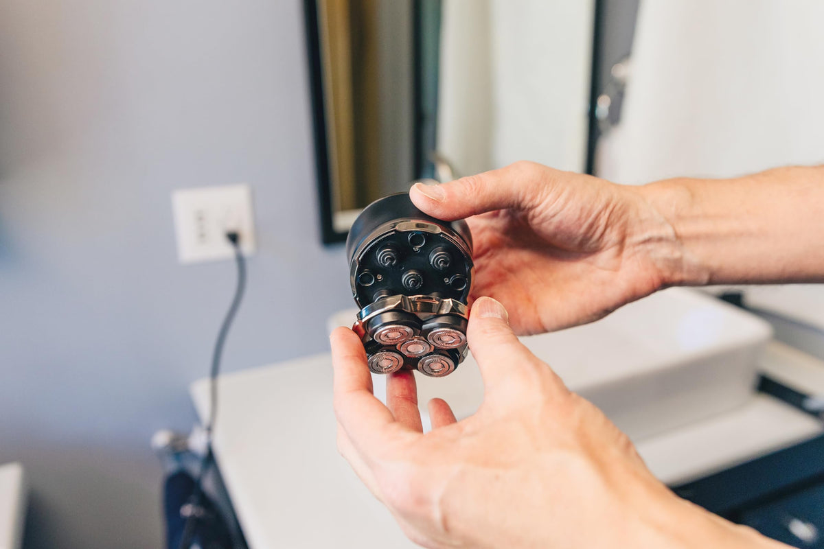 Andis head shaver ergonomic handheld design provides comfortable control