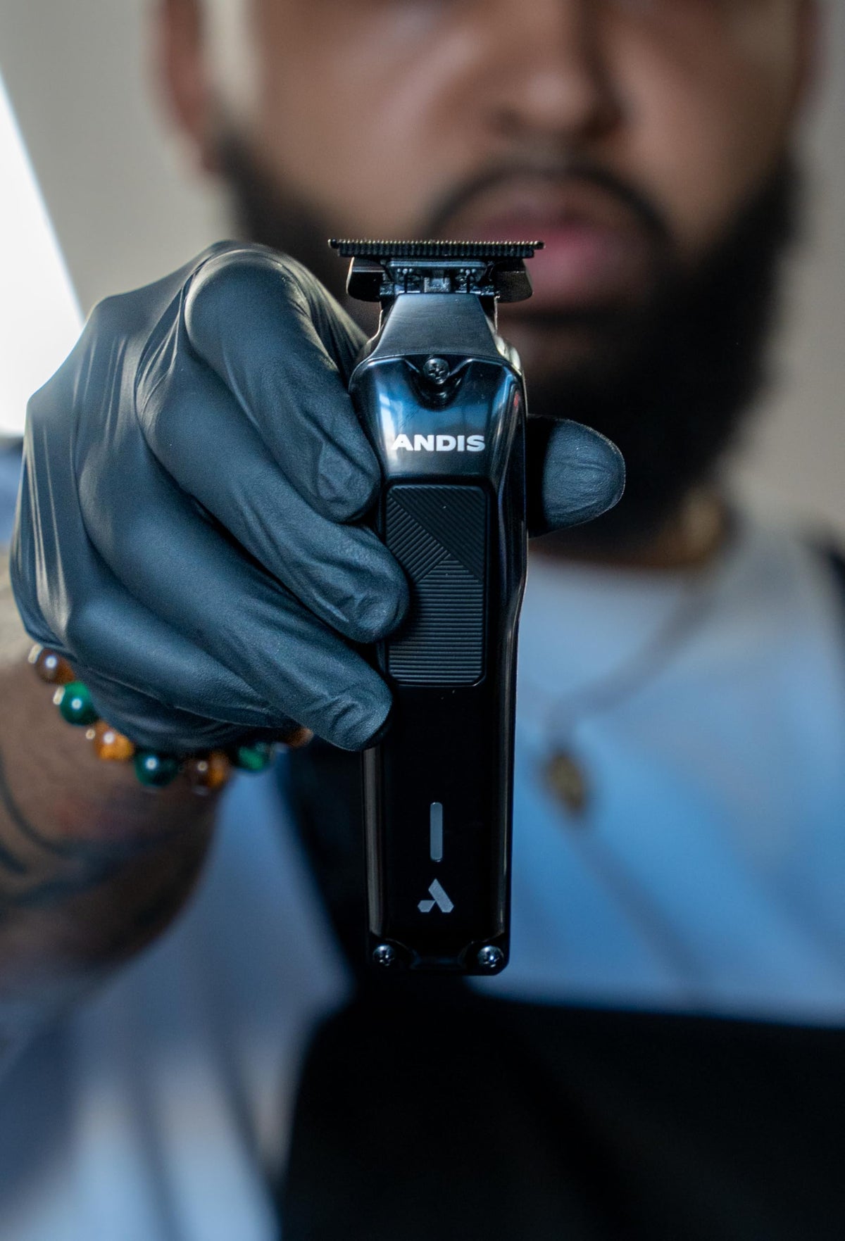 Andis Phenom delivers up to 4 hours of cordless runtime.