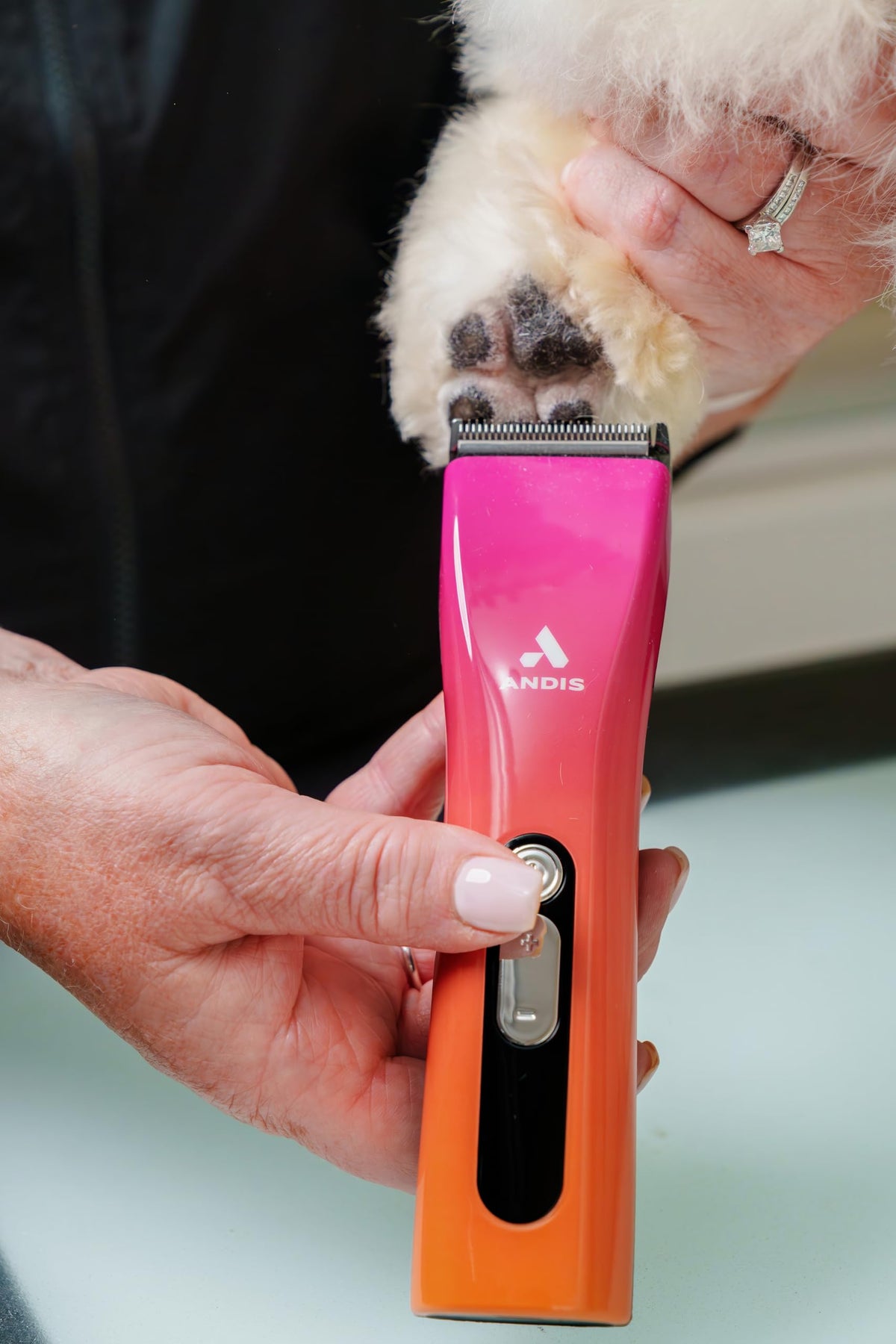 Andis ProClip digital display shows battery, speed, and lock status at a glance.