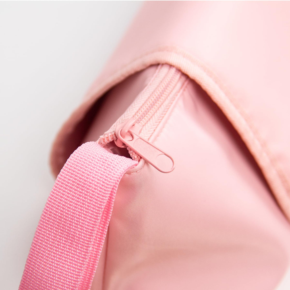 ANGENIL durable zippers and magnetic buckles for long-lasting use