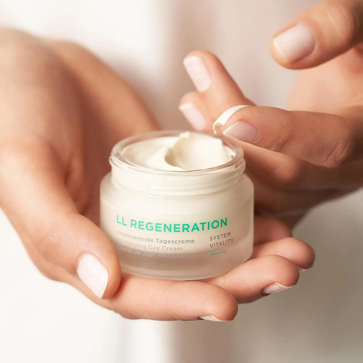 ANNEMARIE BÖRLIND LL REGENERATION label emphasizes vegetarian and sustainable ingredients.