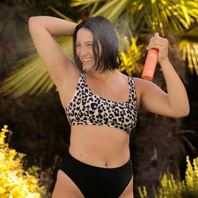 AQUA GUARD detangler close-up emphasizes nourishing vitamins and oils