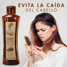 Arbol Verde shampoo bottle in hands demonstrates easy scalp-friendly application.