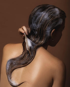 Creamy lather demonstrates cleansing power while remaining gentle on dry frizzy hair.