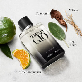 Armani Beauty Acqua di Giò bottle cap showcases the brand logo and premium finish for a luxurious feel.