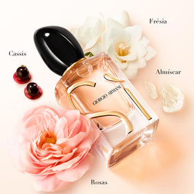Armani Beauty Sì EDP cap close-up highlighting the embossed logo.