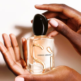 Armani Beauty Sì EDP embossed-logo detail elevates premium presentation.