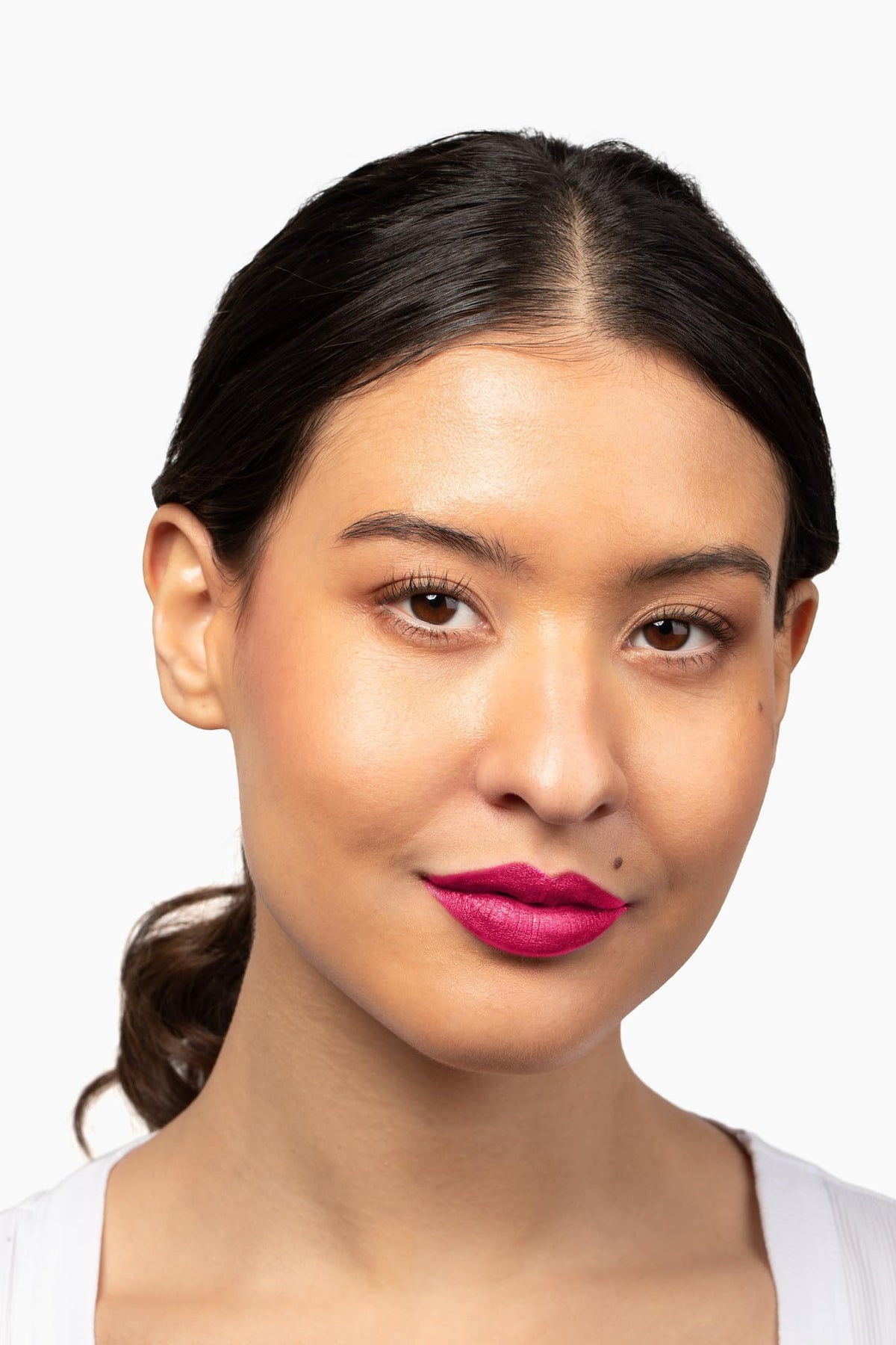 Aromi Fab Flamingo glide-on application demonstrates lightweight comfort on lips.