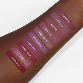 Aromi Fab Flamingo wear test highlights long-lasting shine with minimal transfer.