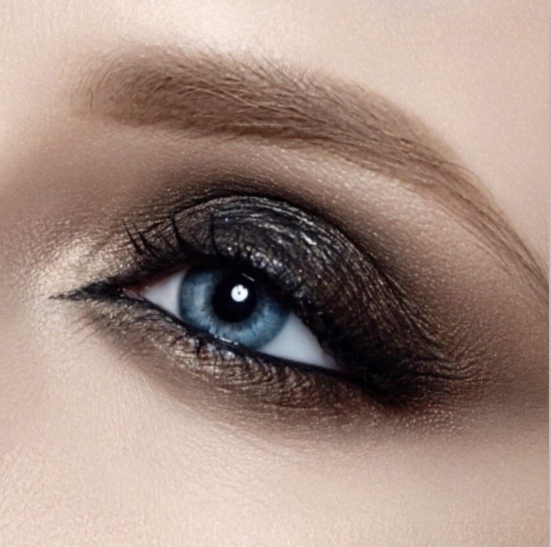 Built-in smudge tip enables effortless brushless blending with Artisan L'uxe Velvet Pencil.