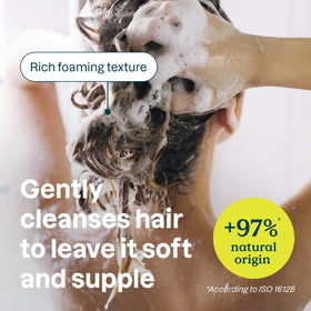 ATTITUDE Nourishing shampoo jar shows avocado oil and oat extract for calm scalp.