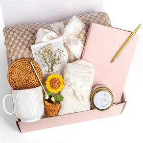 AUOVKOCA knitted tassel blanket provides cozy warmth for relaxing moments.