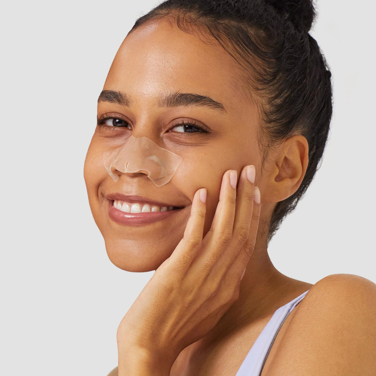 AVARELLE Hydrocolloid nose patches contour-fit on the nose.