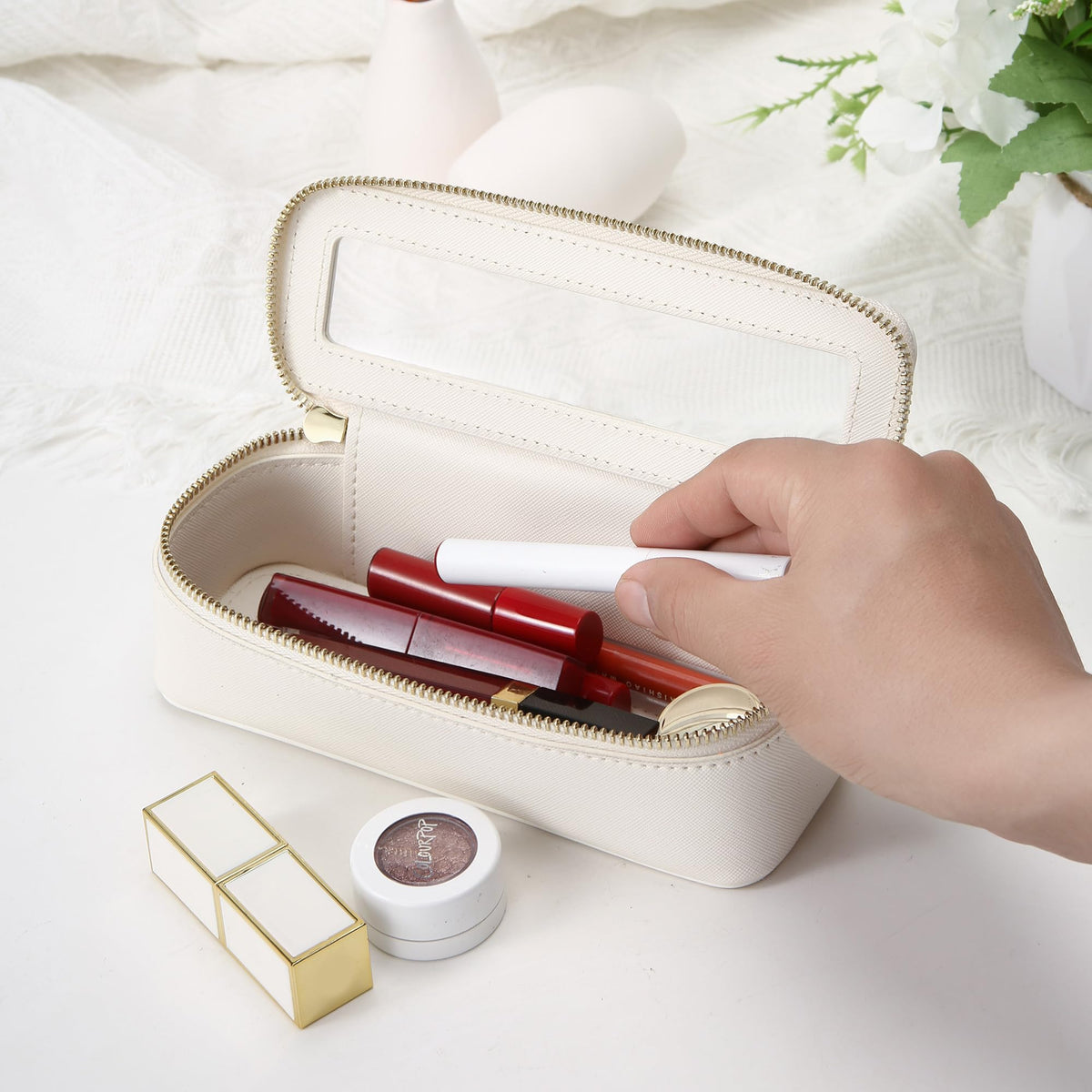 Aveniee Clear Makeup Brush Bag interior structure keeps brushes neatly separated.