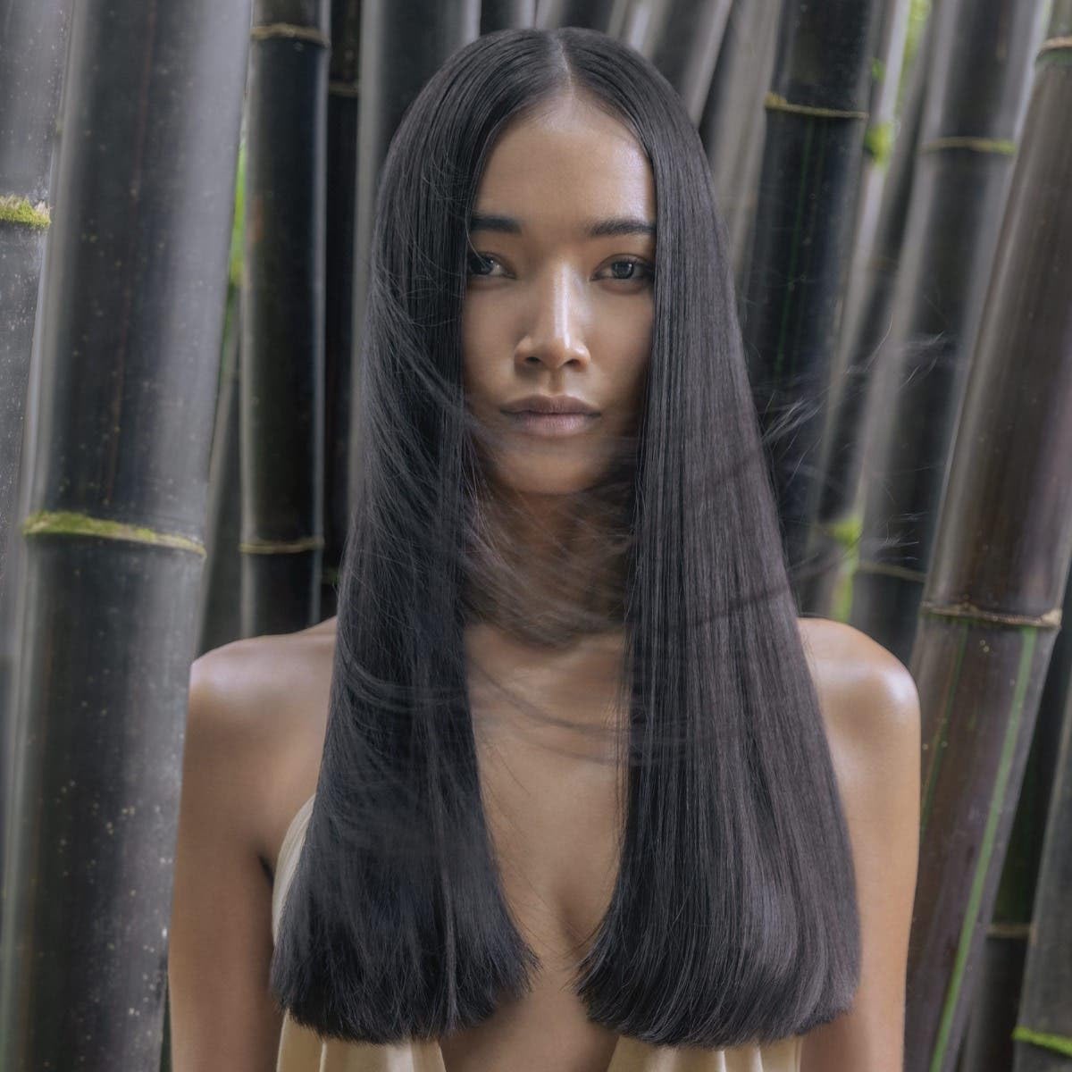 Awapuhi Wild Ginger styling oil pour captures its lightweight, fast-absorbing formula for frizz control.