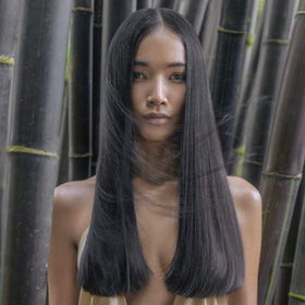 Awapuhi Wild Ginger styling oil pour captures its lightweight, fast-absorbing formula for frizz control.