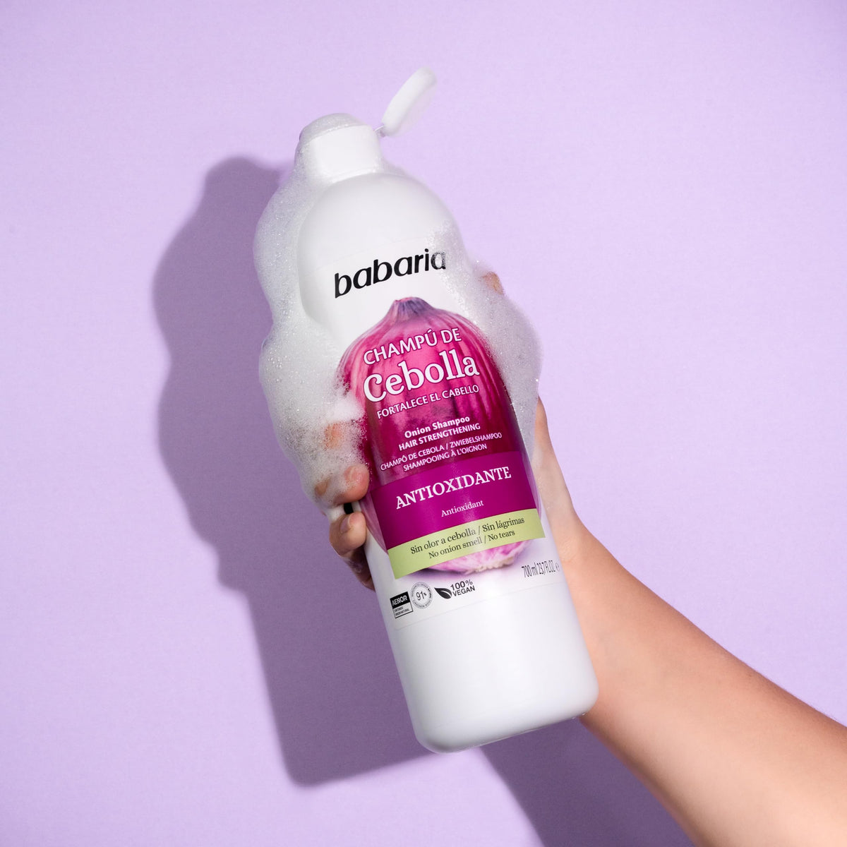 Babaria Onion Shampoo pour demonstrates a smooth lather for refreshing scalp cleansing.
