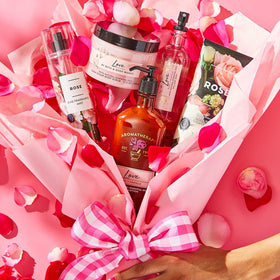 Rose Water and Ivy foaming soap delivers gentle cleansing and a refreshing aroma.