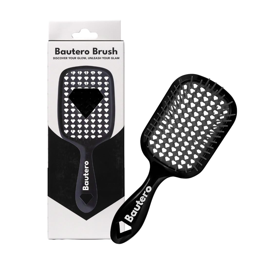 Bautero Detangler Brush closeup with DiamondFlex bristles for gentle detangling on curls