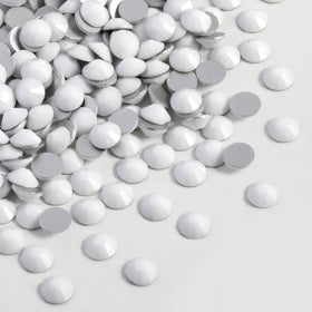 Beadsland chalk white SS20 Rhinestones close-up for nail art sparkle.