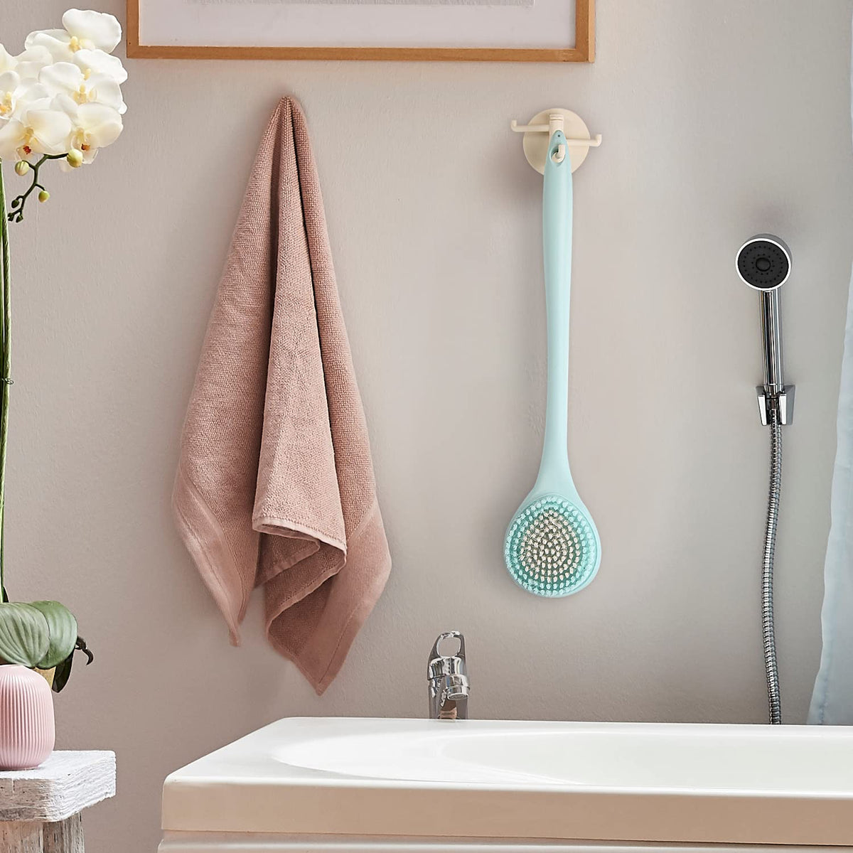 BEDELITE back brush easy to hang for quick drying and organization.