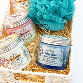 Gift-ready Bella & Bear Ocean Spray Scrub packaging with ribbon detail.