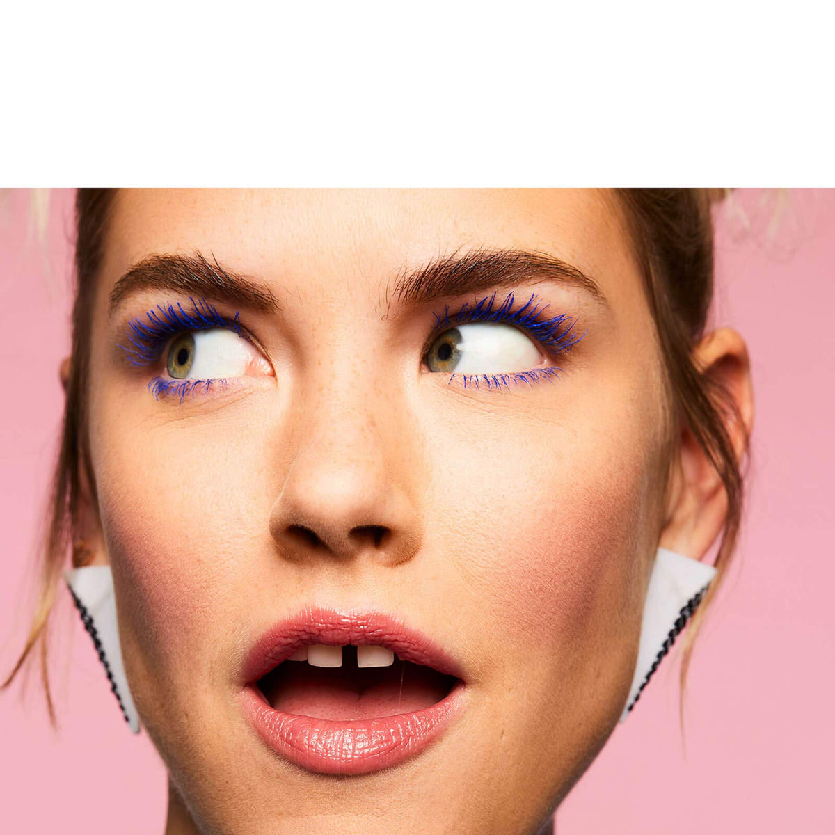 Benefit BADgal BANG! Blue mascara all-day wear with vibrant shade.
