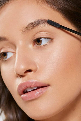 Benefit Brow Setter clear gel on brows delivers seamless, all-day smoothness.