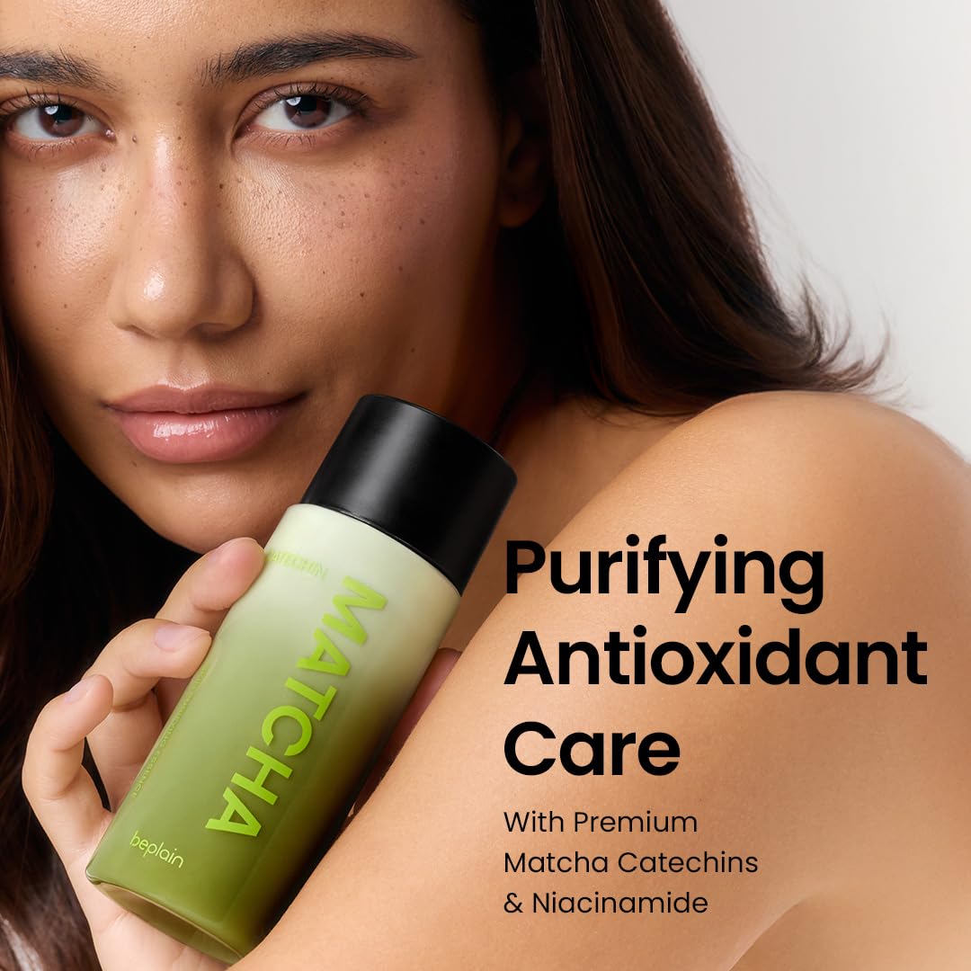 Beplain Matcha Catechin Essence pour reveals a smooth, fast-absorbing texture.
