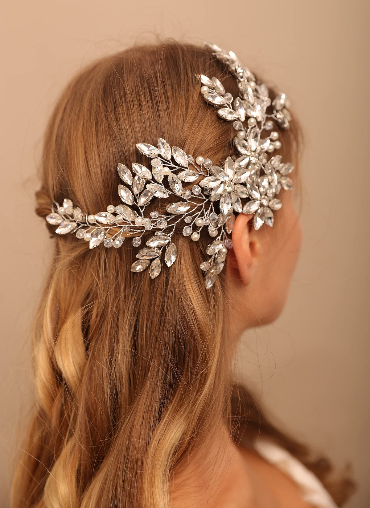 BERYUAN bride model wearing hair comb demonstrates elegant bridal styling.