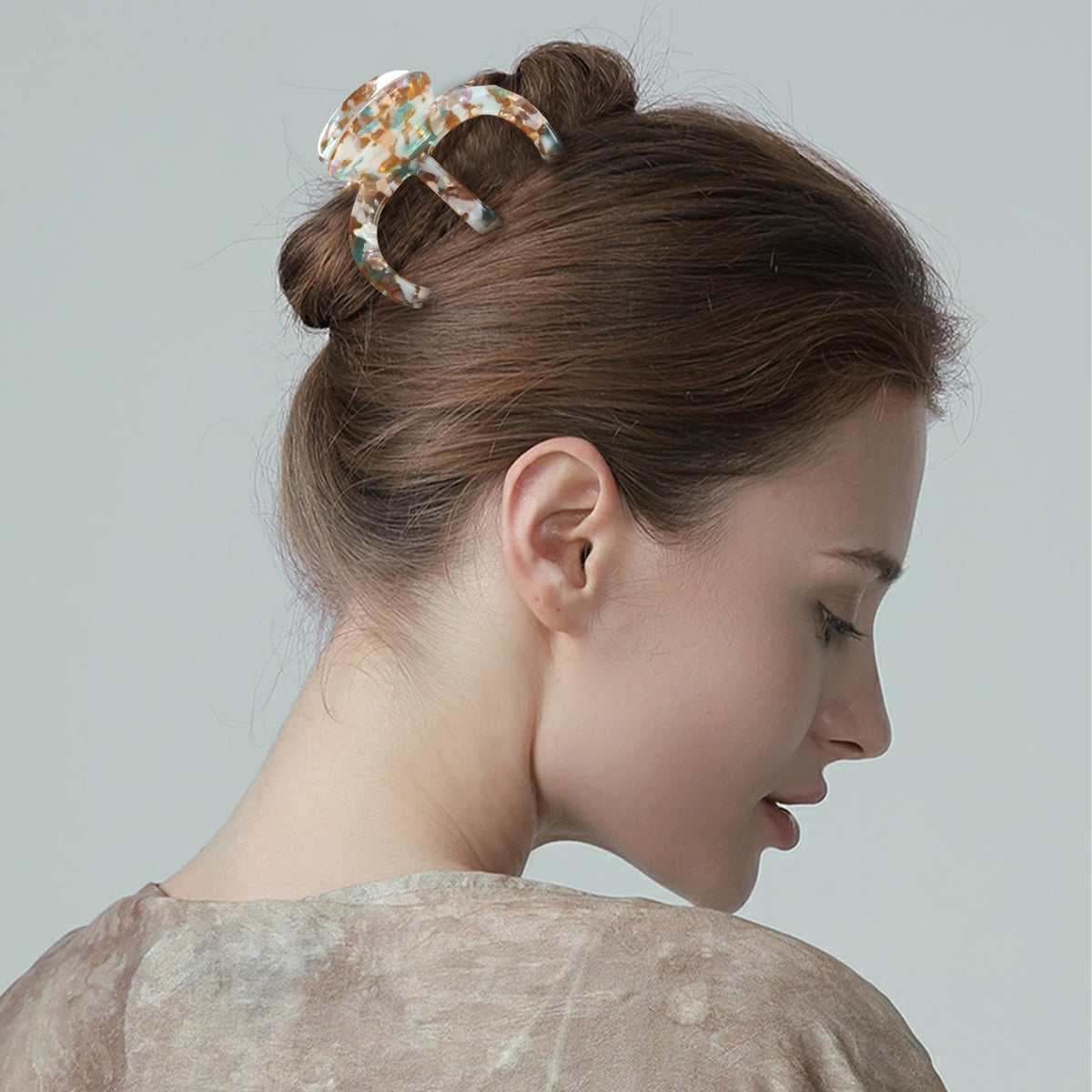 Bgffuy big claw clip with polished surface highlights fashion-forward design.