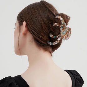 Bgffuy octopus clip on bun demonstrates secure grip for updos.