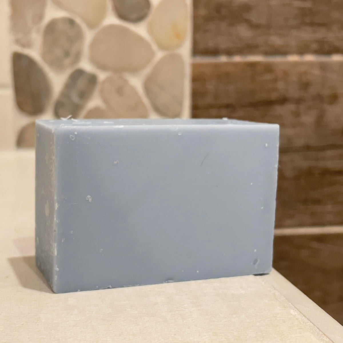 Mineral pool scent notes including Himalayan sea salt and freesia