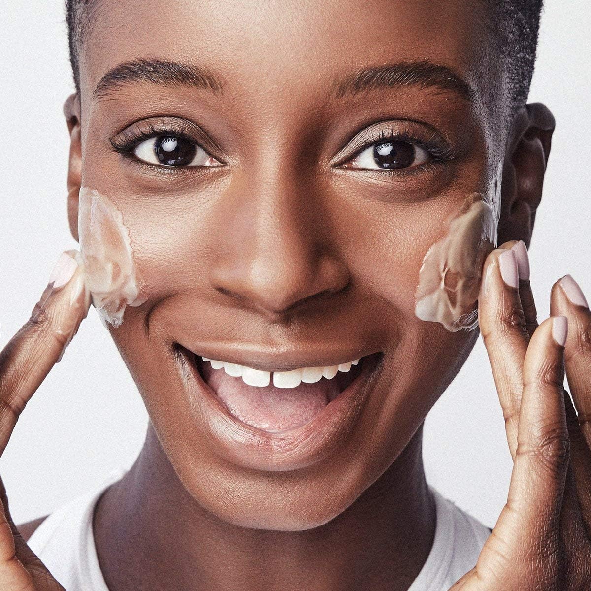 Texture close-up shows gel-to-milk activation for a non-foaming cleanse.