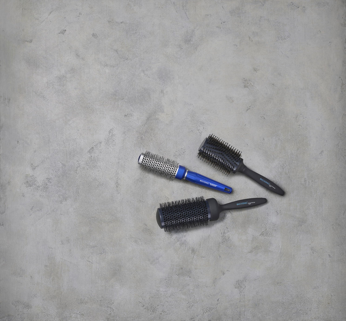 Bio Ionic BlueWave bristles highlight frizz-fighting technology for sleek results.
