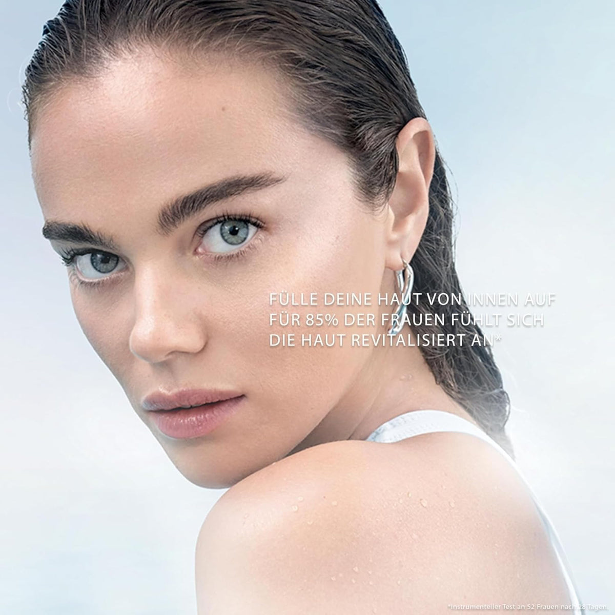 Biotherm Aquasource Hyalu Plump Gel on neck and décolleté for balanced hydration