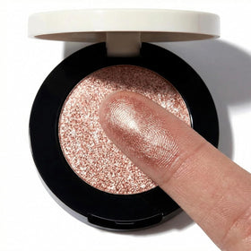 BITYEYE Barvena eyeshadow finger swatch for easy blending and gradients.