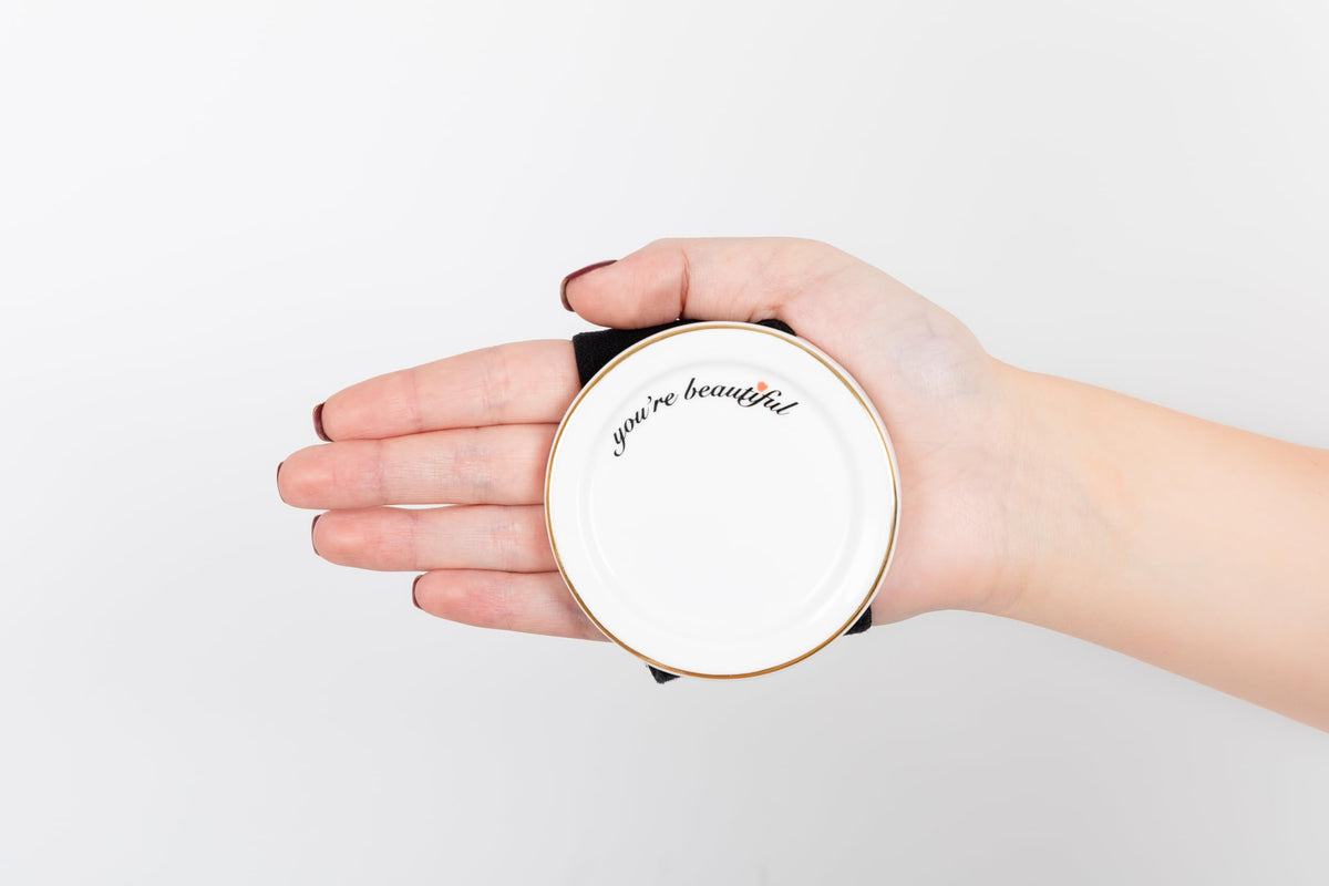 Blendii porcelain mixing plate offering ergonomic workspace for artists