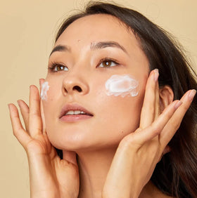 Blume Daydreamer with chamomile and lavender soothing the skin