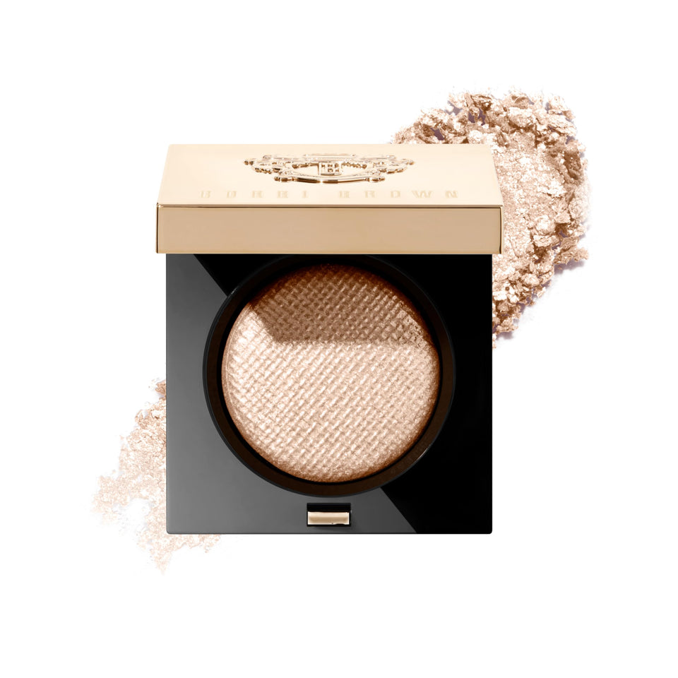 Bobbi Brown Luxe Eyeshadow Moonstone close-up highlighting lustre finish for instant glow