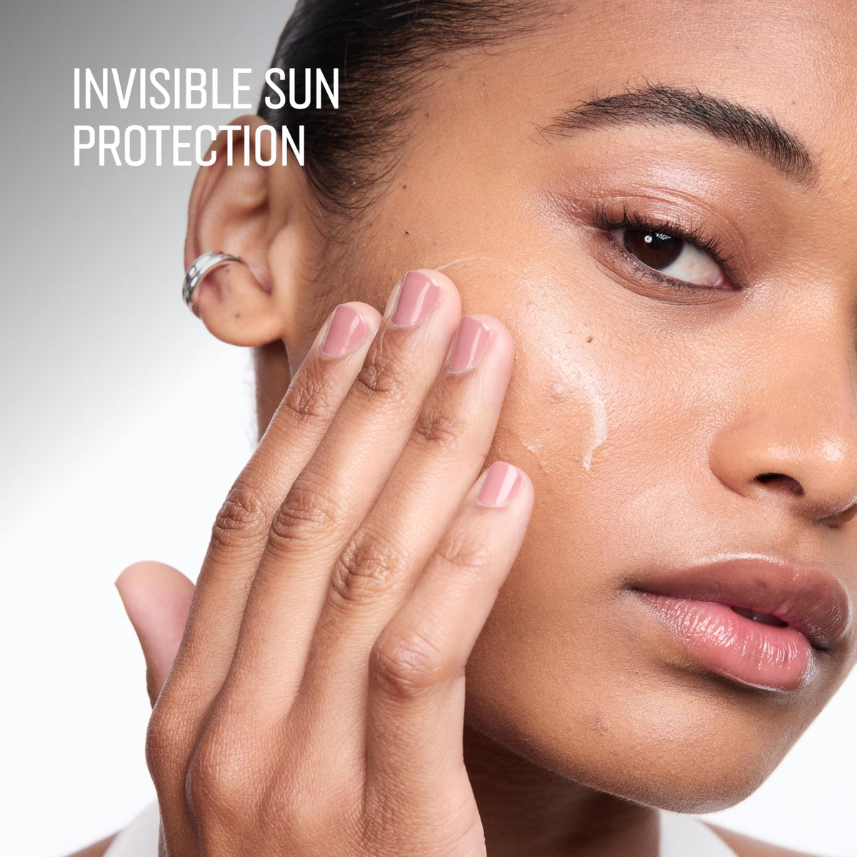 Bobbi Brown Primer Plus Protection SPF50 dispense demonstrates easy, fast-absorbing SPF primer for seamless makeup layering.