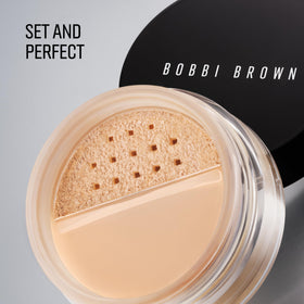 Bobbi Brown Sheer Finish Loose Powder powder puff facilitates gentle pressing for longer wear
