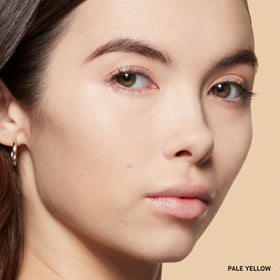 Bobbi Brown Sheer Finish powder smoothing an even skin tone