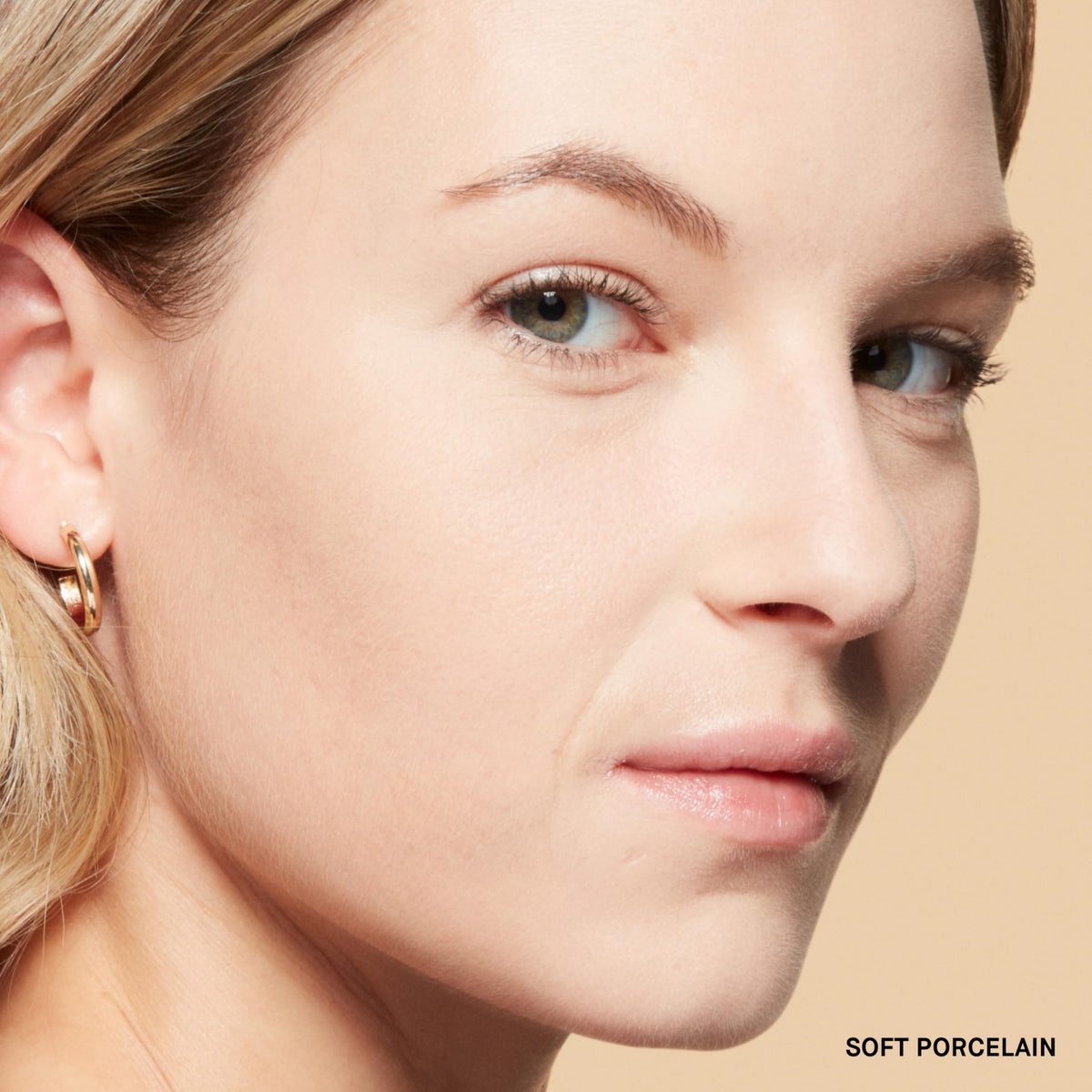 Bobbi Brown Sheer Finish pressed powder texture reduces oil throughout the day.