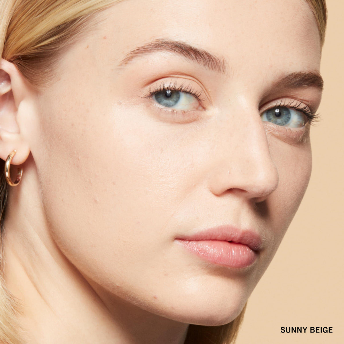 Bobbi Brown Sheer Finish pressed powder swirl to blur pores and even skin tone.