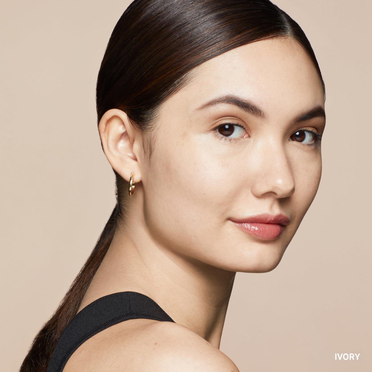 Bobbi Brown concealer Ivory skin-tone match shows natural finish