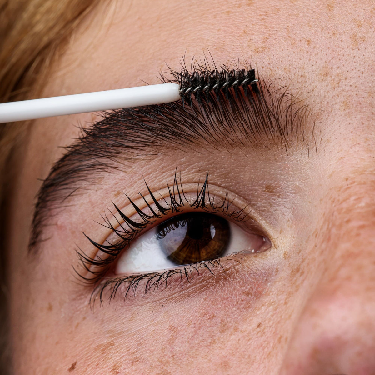 Borboleta Brow Serum applicator brush delivering precise conditioning