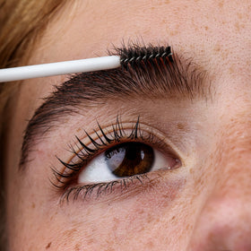 Borboleta Brow Serum applicator brush delivering precise conditioning