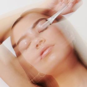 Borboleta Clean Swoop Brush bristles reach between lashes to lift residue safely.